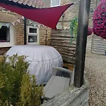 Larch Ruston With Hot Tub, Dogs Go Free