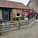 Larch Ruston With Hot Tub, Dogs Go Free