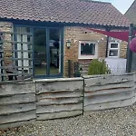 Дом отдыха Larch Ruston With Hot Tub, Dogs Go Free *