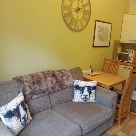 Larch Ruston With Hot Tub, Dogs Go Free Holiday home