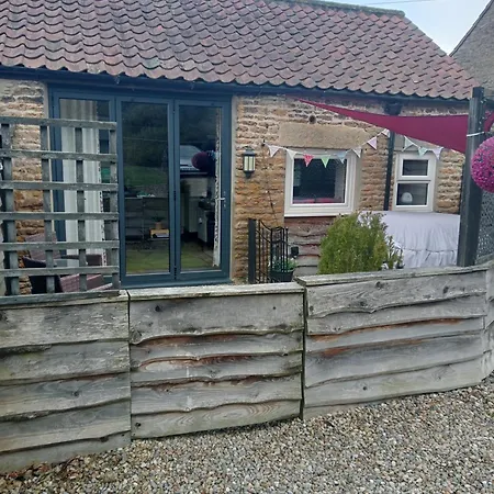 Larch Ruston With Hot Tub, Dogs Go Free סקארבורו