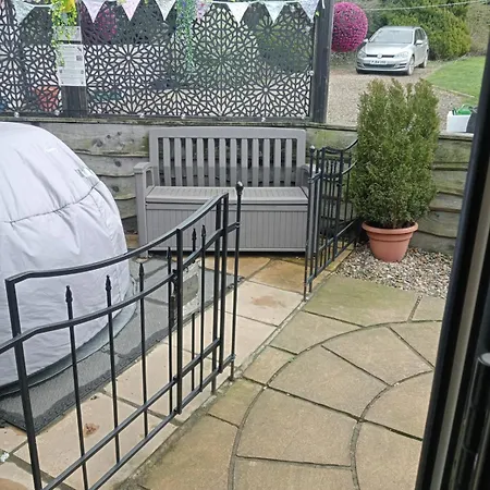 Larch Ruston With Hot Tub, Dogs Go Free בית נופש