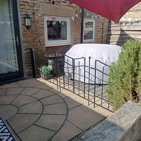 Larch Ruston With Hot Tub, Dogs Go Free Casa de Férias