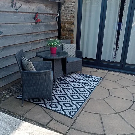 Larch Ruston With Hot Tub, Dogs Go Free Holiday home *