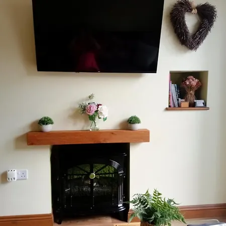 Larch Ruston With Hot Tub, Dogs Go Free Holiday home