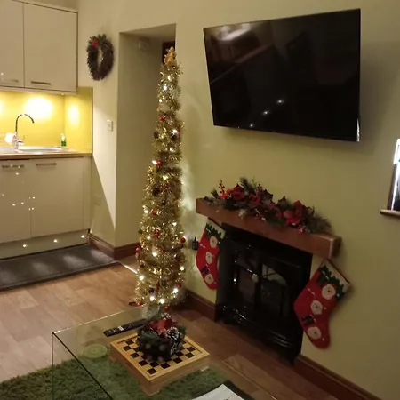 Larch Ruston With Hot Tub, Dogs Go Free Holiday home