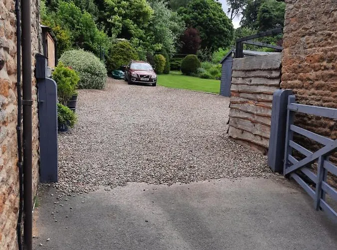 Larch Ruston With Hot Tub, Dogs Go Free