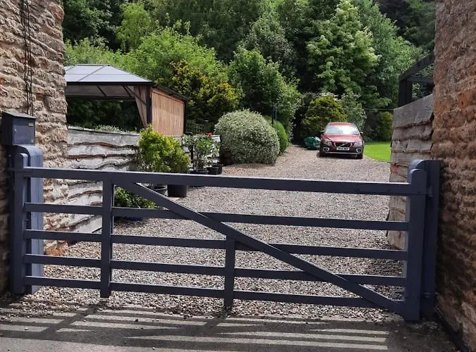 Larch Ruston With Hot Tub, Dogs Go Free スカーバラ