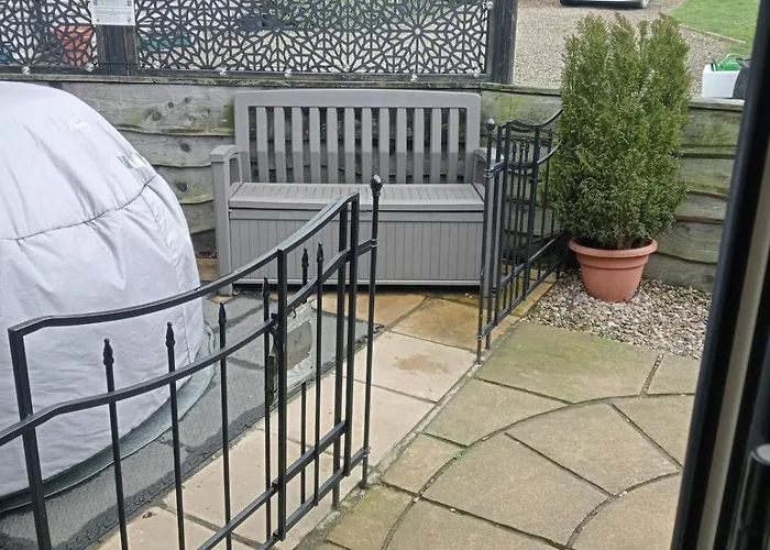 Larch Ruston With Hot Tub, Dogs Go Free 度假居