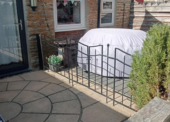 Larch Ruston With Hot Tub, Dogs Go Free 度假居